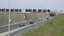 902940 Gezicht op de ingang van de Leidsche Rijntunnel in de A2, vanaf het talud bij de Dominee Abernathylaan ...